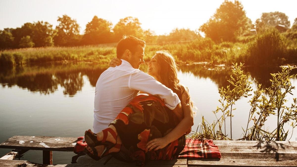    Пара на берегу реки:Freepik