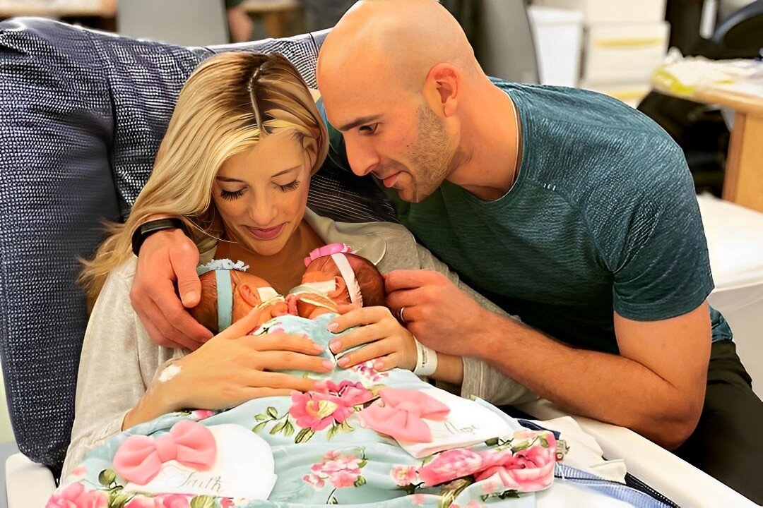 Фото из сети. Мэгги и Дом Альтобелли со своими близнецами Эдди и Лили