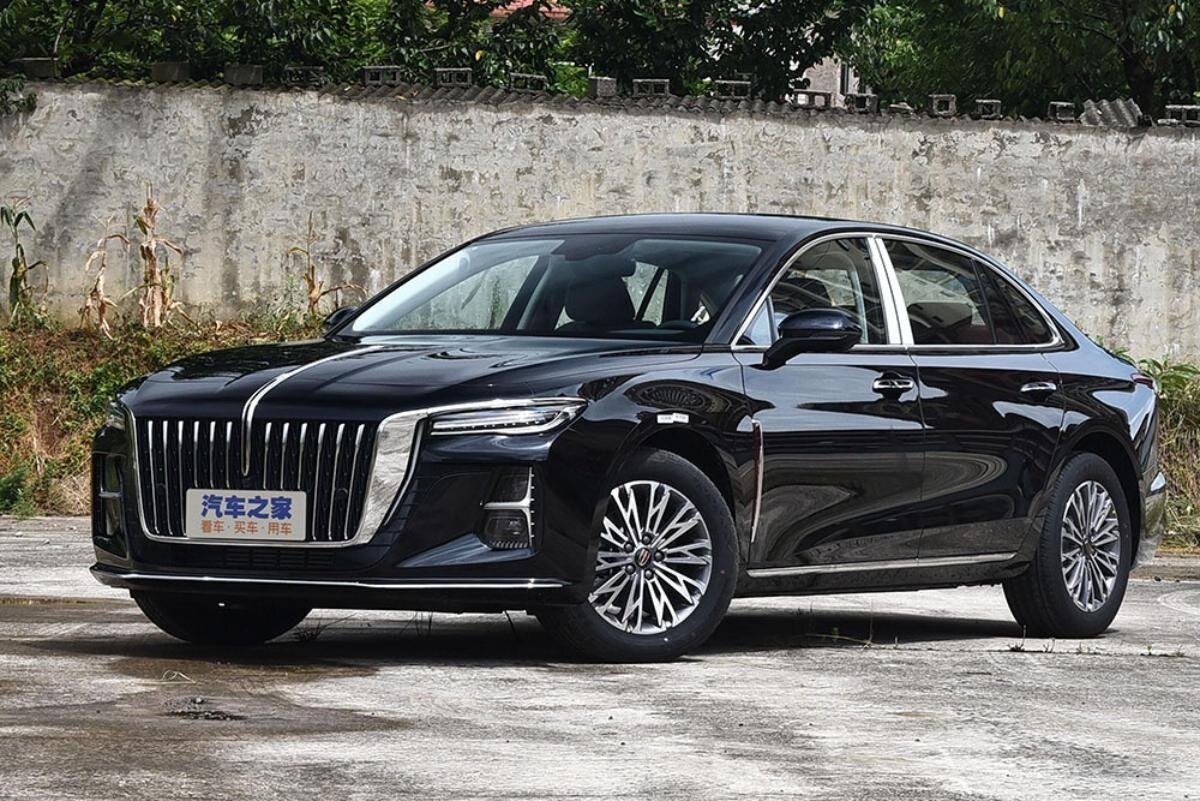 Седан Hongqi H5 по габаритам сравним с BMW 5-Series, но в Китае конкурирует с более доступным бизнес-седаном Toyota Camry