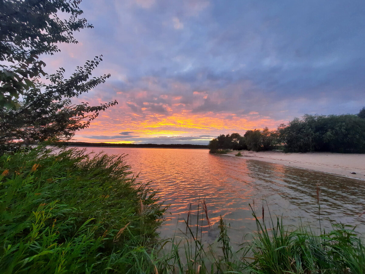 Сегодня на прогулке наблюдала вот такой невероятный закат. Фото без обработки.