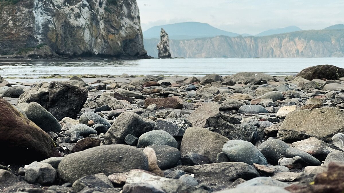     На острове Русский во Владивостоке сотрудники МЧС оказали помощь мужчине, который сильно ударился головой о камень и находился без сознания.