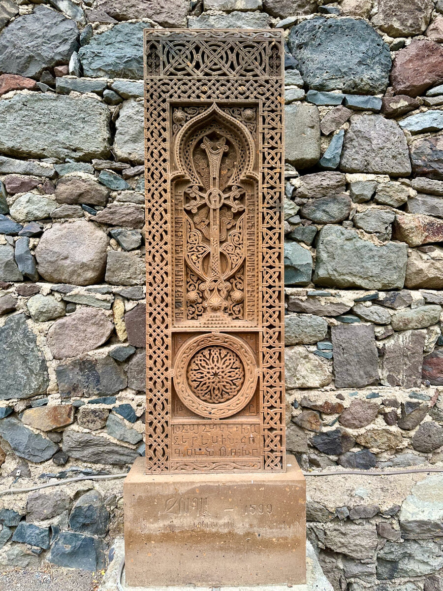 В поездке по Армении сразу бросаются в глаза вот такие резные каменные памятники.-2-2