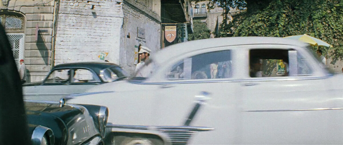 Oldsmobile Super 88, в центре кадра © Мосфильм