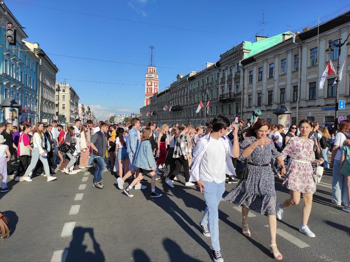 Санкт петербург праздник июнь. Пешеходы на улице.