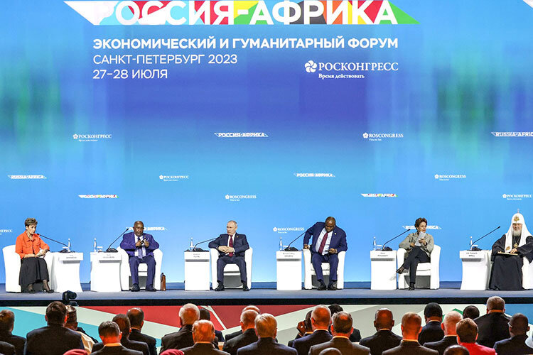    Надо отдать должное организаторам саммита «Россия – Африка» в Санкт-Петербурге, которые до последнего держали интригу вокруг состава участников сегодняшнего пленарного заседания Фото: kremlin.ru