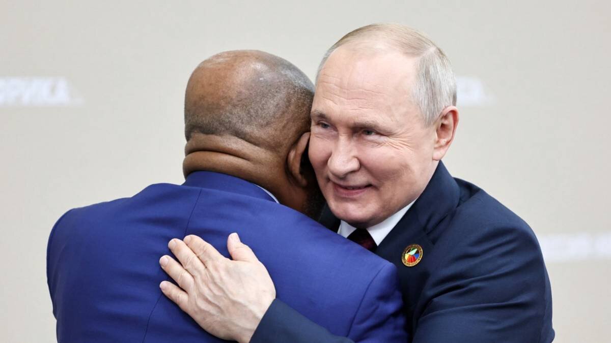    Президент России Владимир Путин и председатель Африканского союза, президент Союза Коморских островов Азали Ассумани во время встречи на втором саммите и форуме «Россия — Африка» в Санкт-Петербурге / Фото: РИА Новости