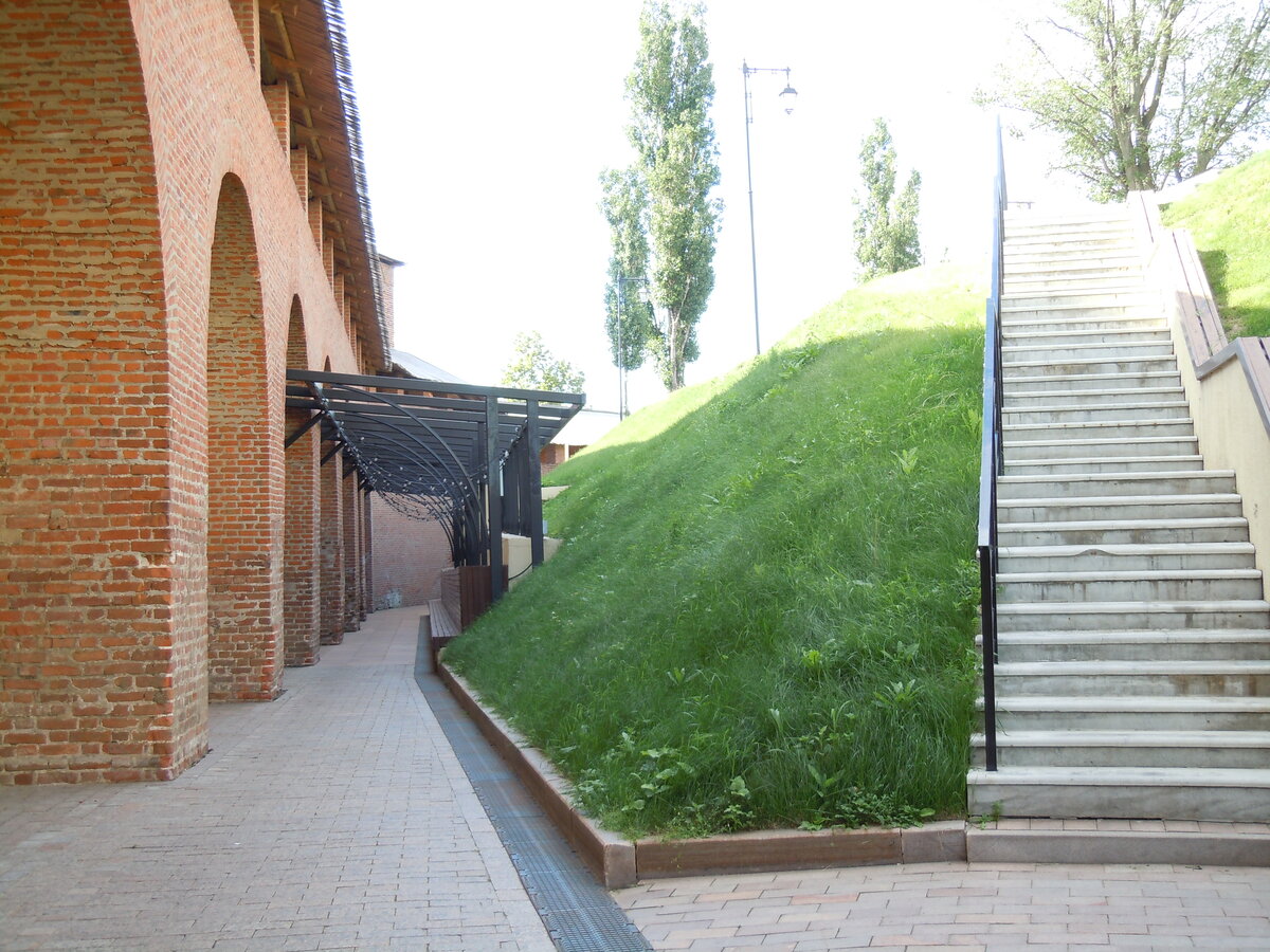 Продолжим экскурсию по кремлю. Это взгляд через стройку фуникулёра на участок с Часовой башней.-22