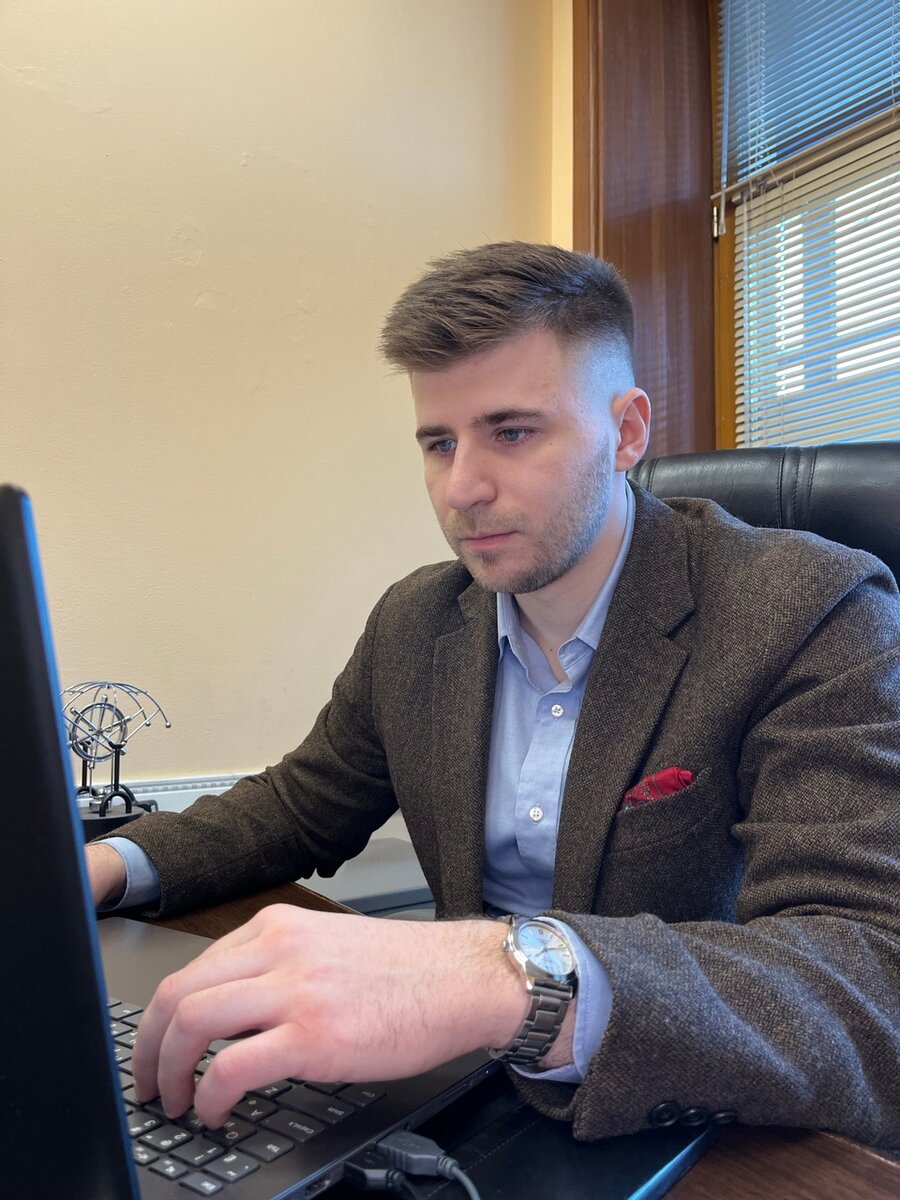 Автор канала. Илья Сергунин -юрист.