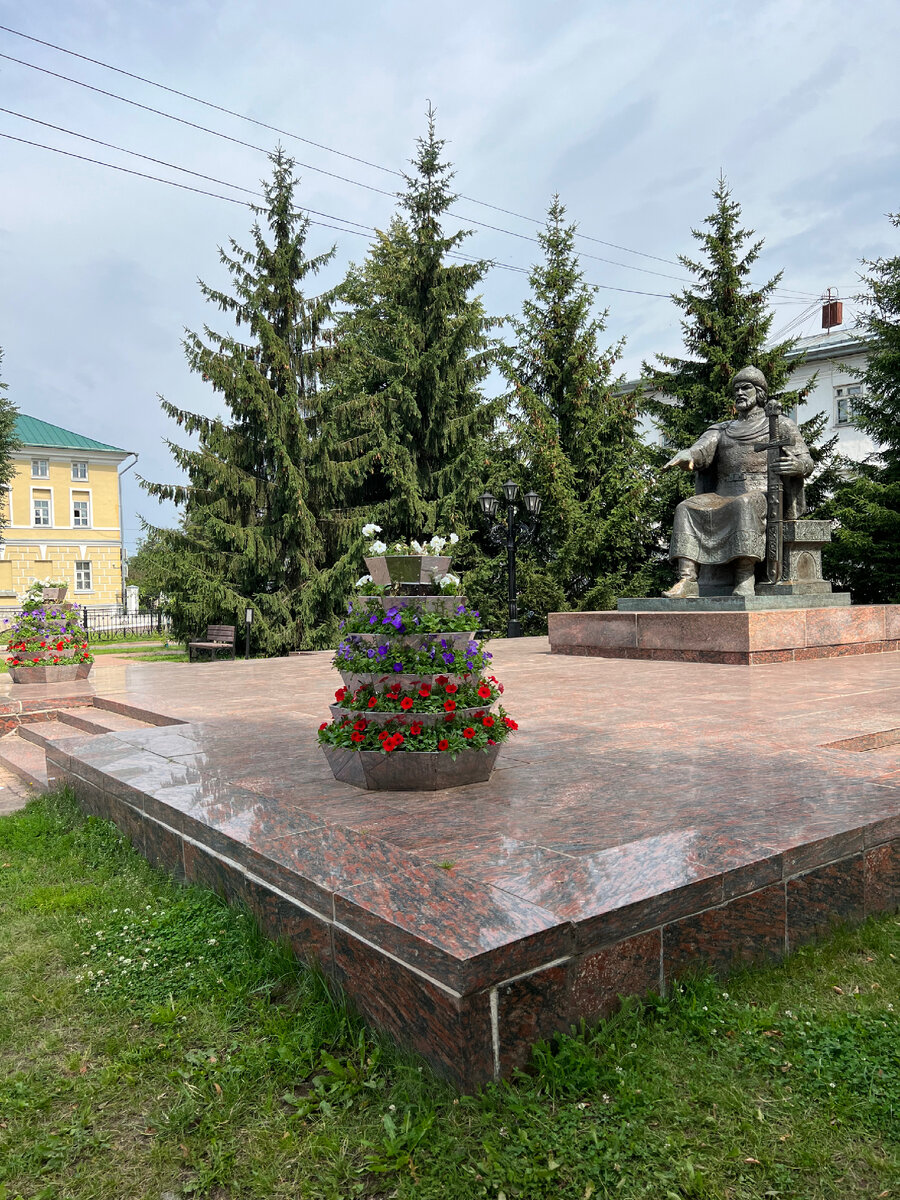 Памятник основателю Костромы князю Юрию Долгорукому в центральной части города.