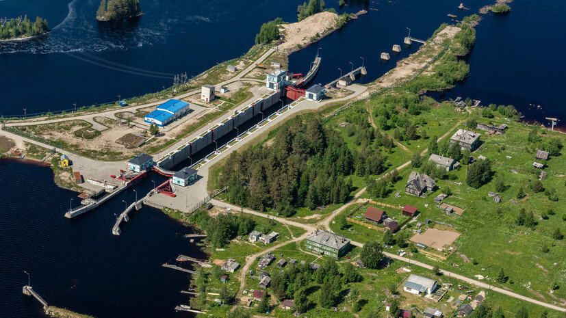     Проекты объединения единой водной транспортной инфраструктурой бассейнов Белого и Балтийского морей обсуждались ещё со времен правления Петра I, однако из-за сложности и дороговизны более 200 лет ни один из них не был воплощён в жизнь globallookpress.com Serguei Fomine