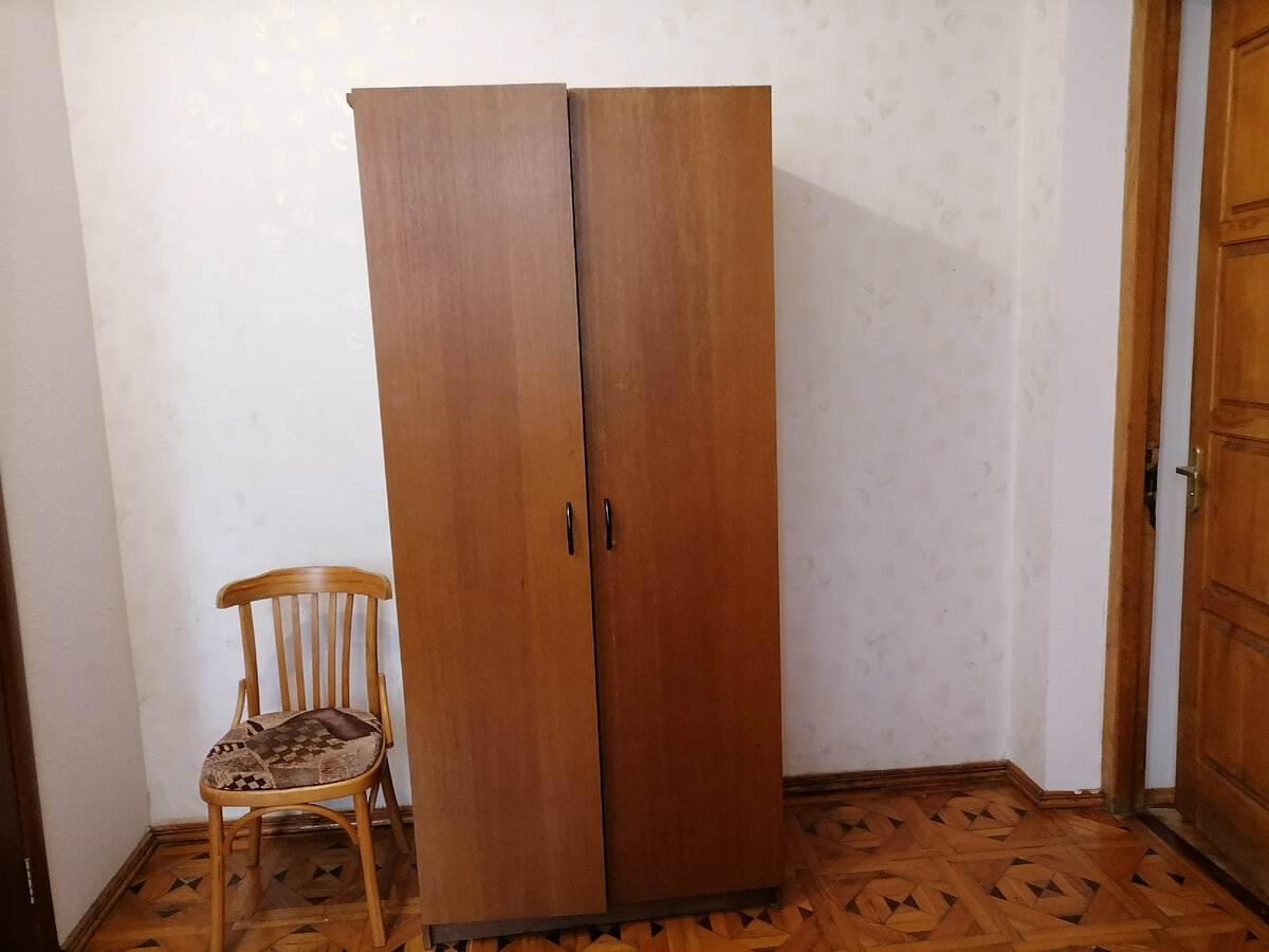 Шкаф не интереса ради, а чтобы показать размер комнаты