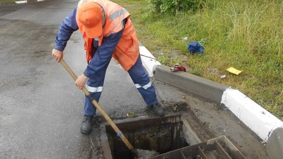     МУП «Южное» создало специализированную группу, которая занимается обслуживанием более 100 километров системы отвода дождевых вод.