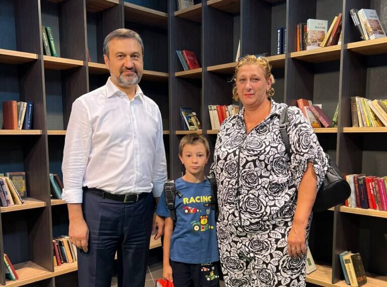    Игорь Сухарев встретился с первоклассниками Оренбуржья и вручил им «рюкзачки знаний» Андрей Севостьянов