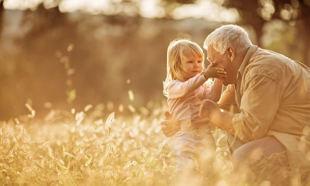 Daughter grandfather. Дедушка и внучка. Счастливый дедушка. Фотосессия с дедом. Счастливый ребенок.