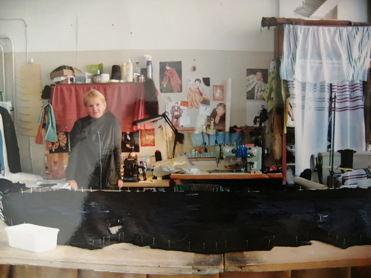 Я на рабочем месте в ателье, раскроила и растянула будущую шубку