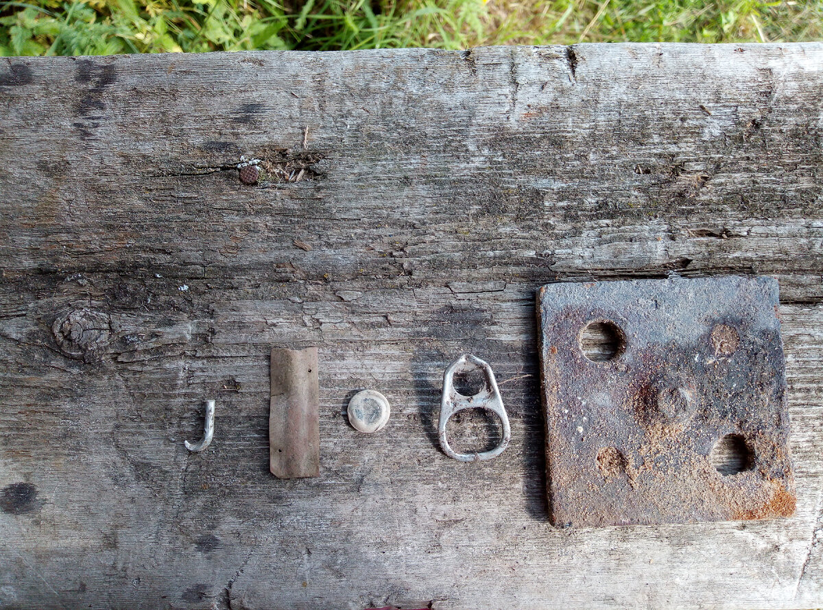 Железная штуковина, открывашка от алюминиевой банки, клепка латунная, медная пластинка и типа крючка