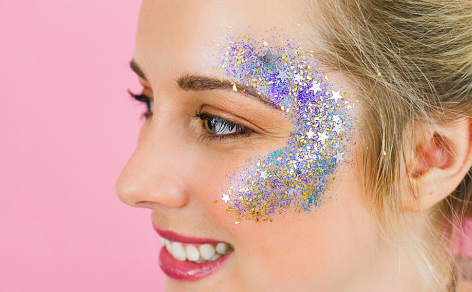 Глиттер гель для лица. Блестки для лица для детей. Мейкап с блестками на лице. Блестки для лица для детей. Мейкап с блестками на лице.