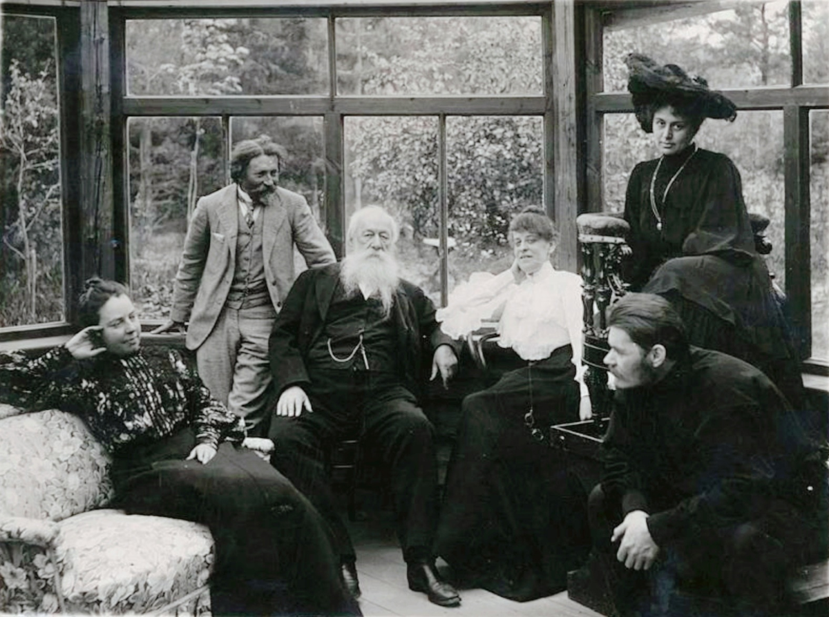 Компания деятелей искусств в Пенатах - усадьбе И.Е.Репина