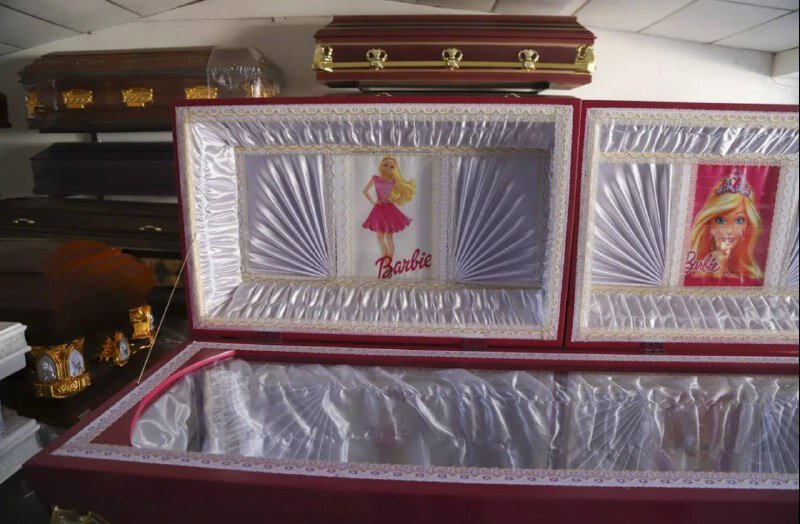 «Люди просят об этом, мы должны следовать тенденции и спросу», - объяснили владельцы похоронного салона»