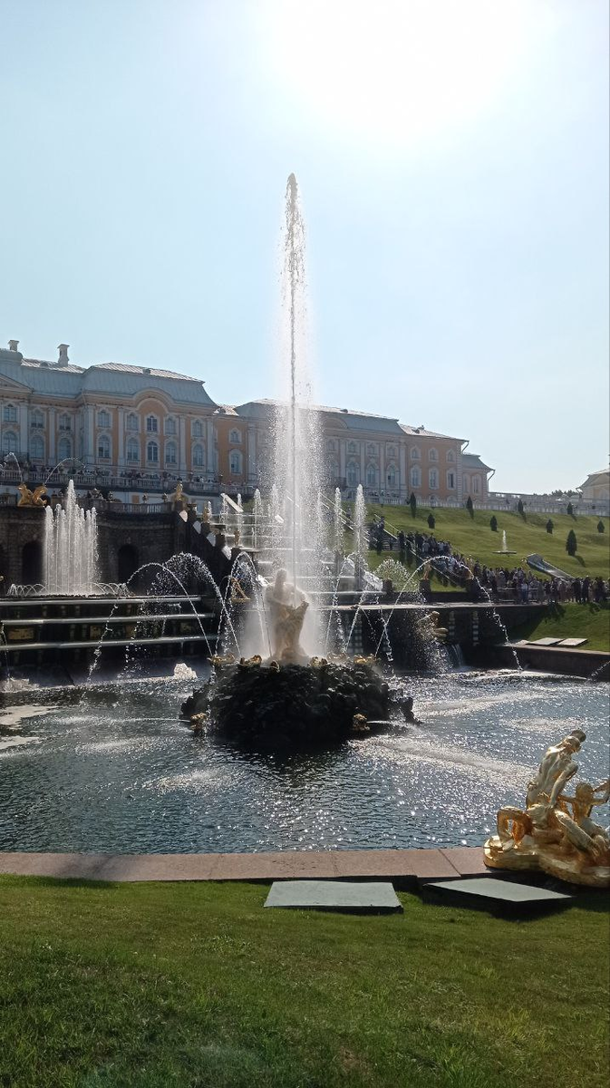 Знаменитый фонтан Петергофа