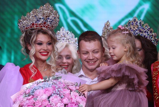    Жанна Специальная с семьей