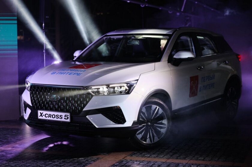 На фото с сайта АвтоВАЗ: Первый серийный автомобиль Lada X-Cross 5