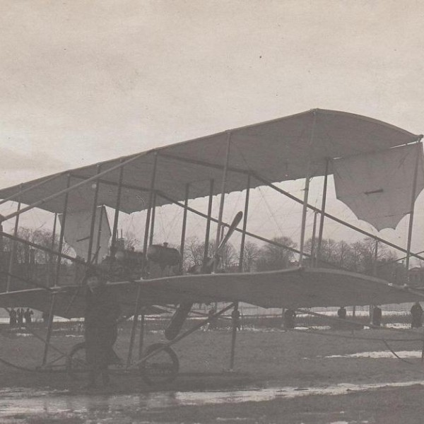 Лётчик В.Ф. Смит у 1-ого экземпляра "Соммер-РБВЗ", 6 марта 1911 г.