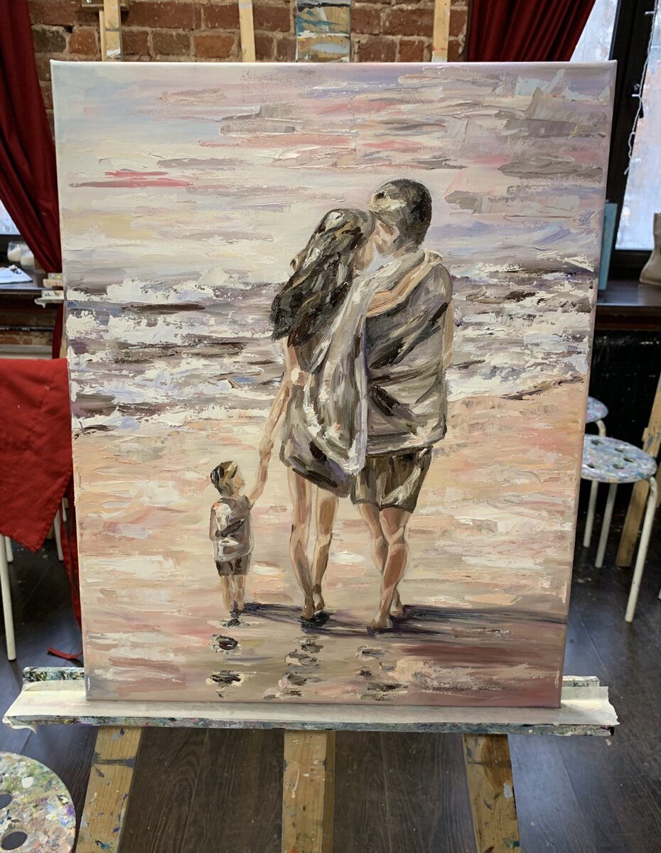Мальчик нарисованный на картине - исключительно моя задумка. Изначально на референсе (шаблоне) были изображены только влюбленные, но, так как я не представляю нашу семью без сына, то его дорисовала сама. 
