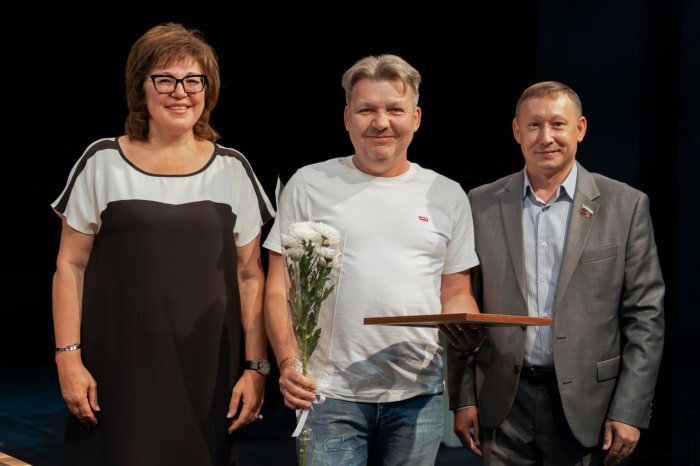 К поздравлением краснофакельцев с новым сезоном присоединился заместитель председателя Комитета по культуре, образованию, науке, спорту и молодёжной политике Законодательного Собрания Новосибирской области Евгений Подгорный