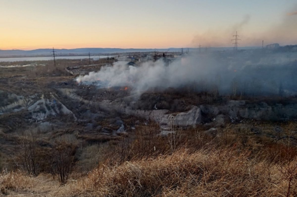    В Волгограде на острове Сарпинском 8 часов тушили ландшафтный пожар