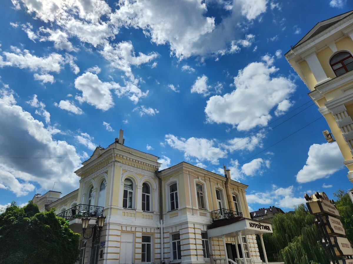 Кисловодск славится своими лечебными заведениями... Фото автора