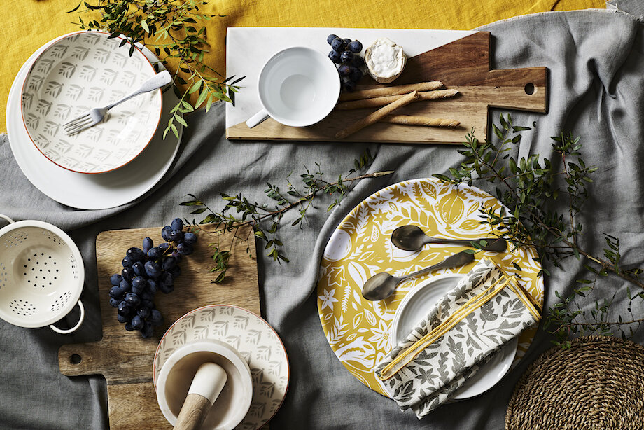 ©Sainsbury, www.poppyloves.co.uk Пример с разными принтами, вероятно, одной серии + белая база и дерево, Соединяют все по цвету в одну историю: 1. ступка+доска 2. Текстиль