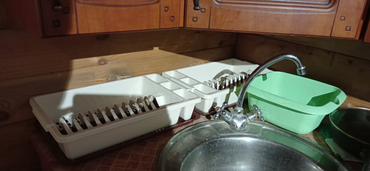 Вроде бы мелочь, а есть куда всё сложить. 