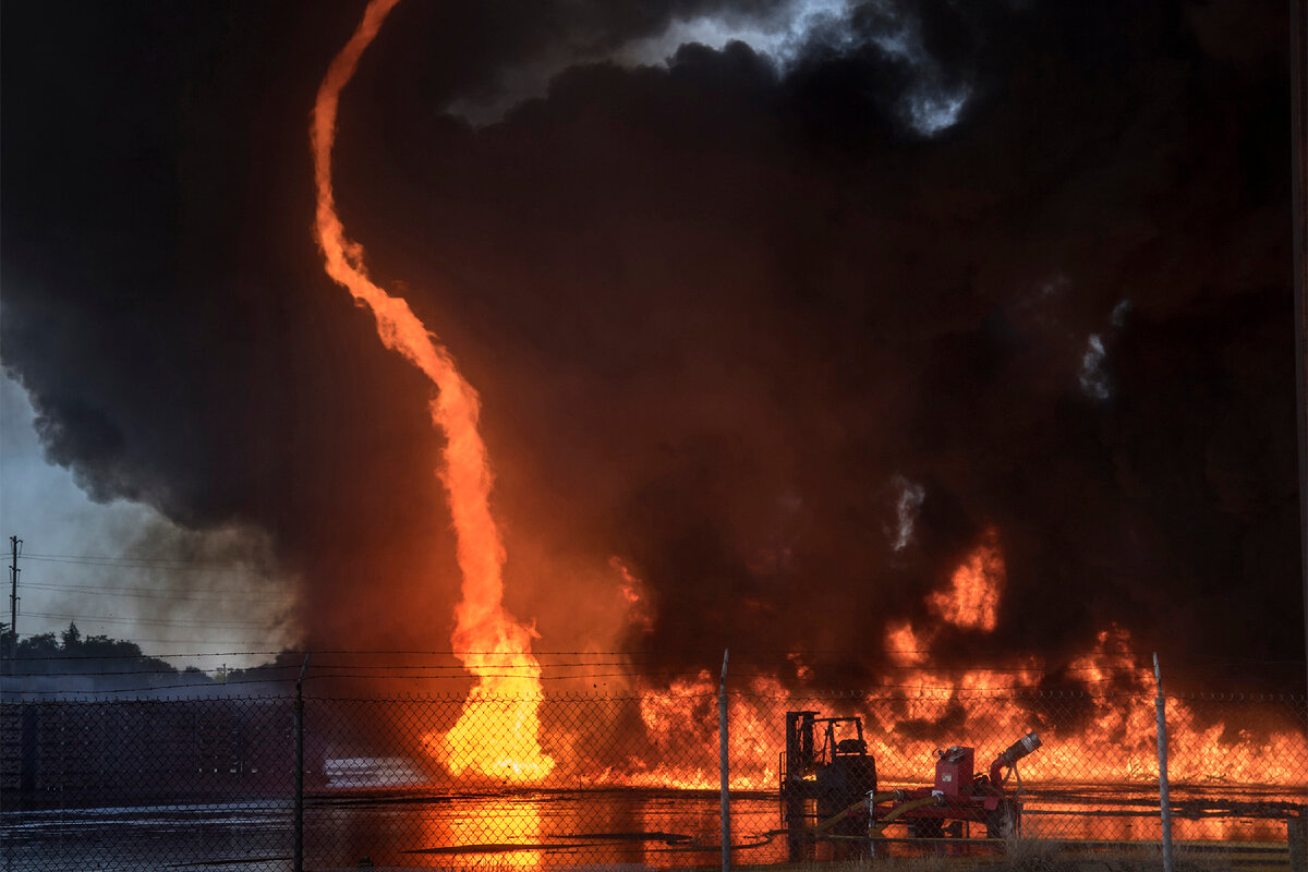 Огненное торнадо. Источник: http://vsegda-pomnim.com/uploads/posts/2022-02/1645917318_64-vsegda-pomnim-com-p-ognennii-smerch-foto-73.jpg