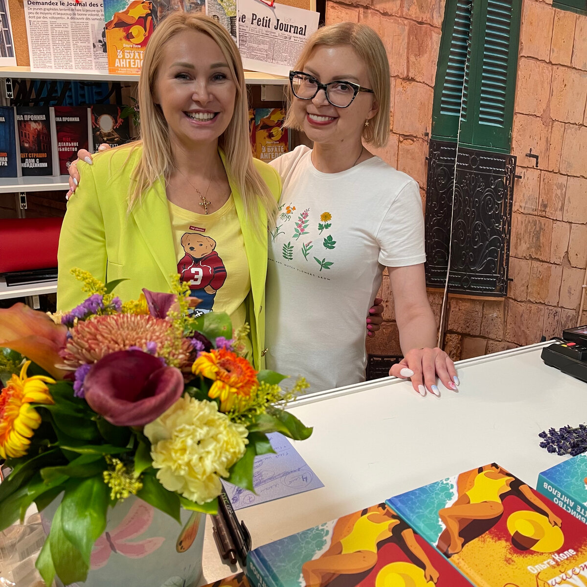 Я и Ольга Коле, автор книги и моя подруга. На фото ее стенд на ММКЯ-2023