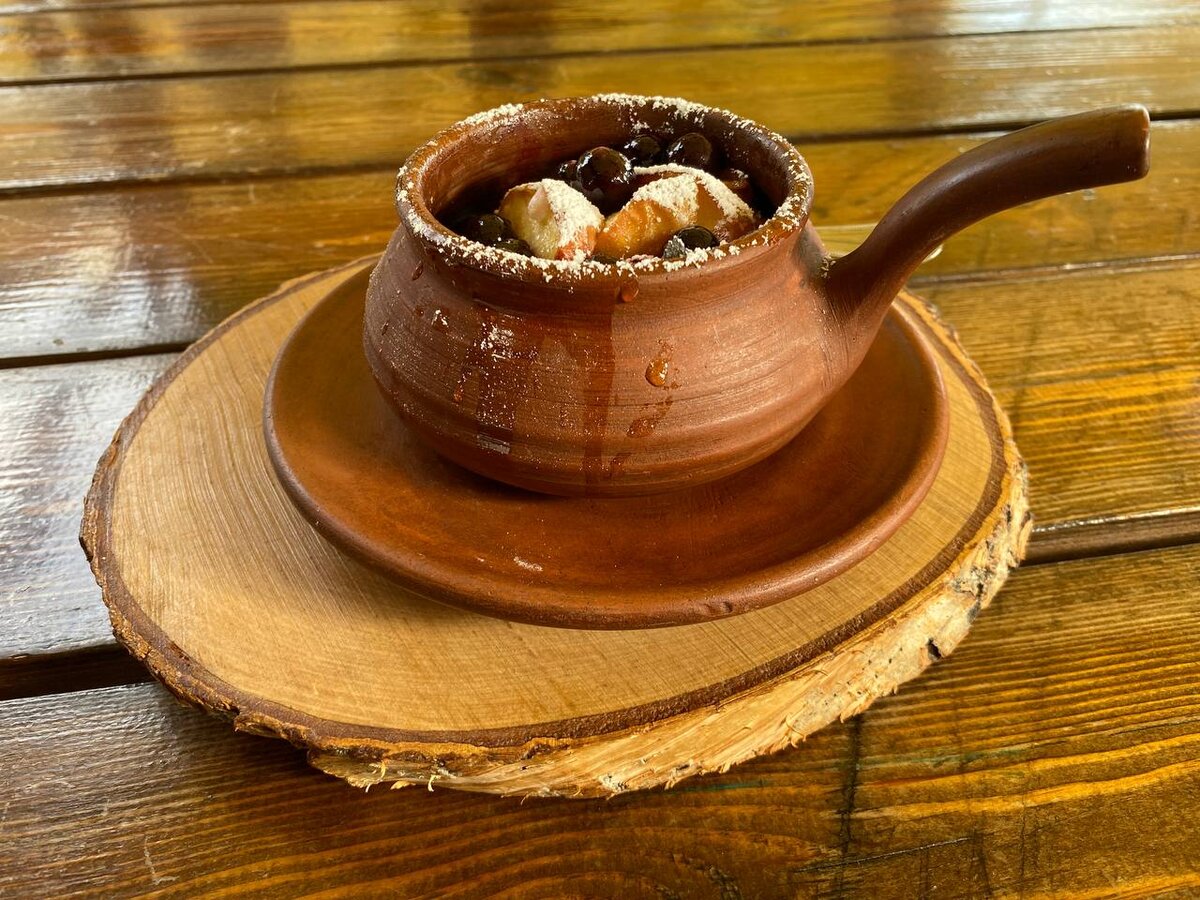 Запеченное яблоко с медом и ягодами