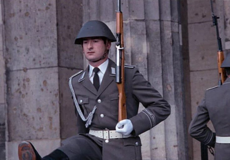 Солдат гвардейского полка им. Фридриха Энгельса армии ГДР с карабином СКС. 