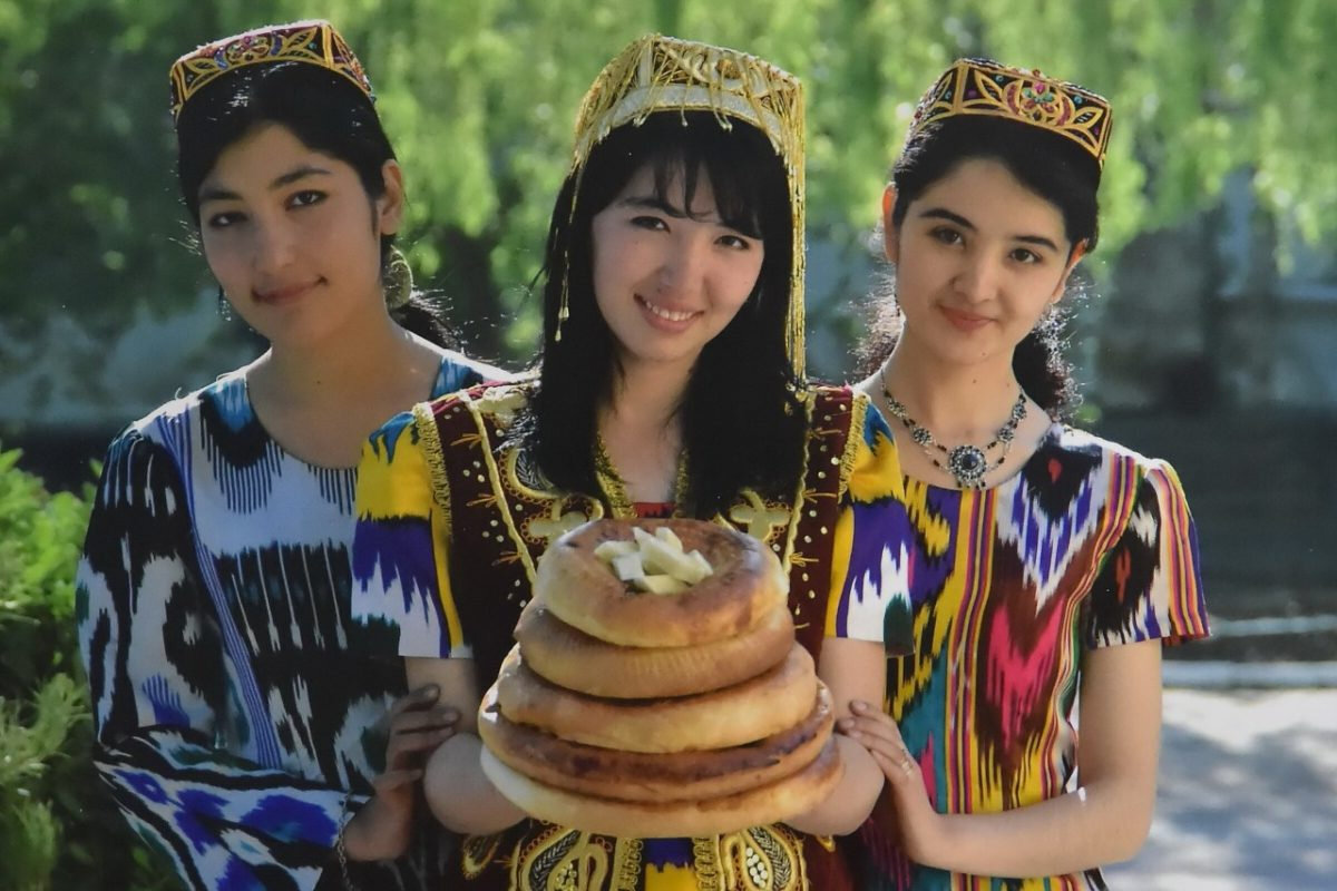 Национальности средней азии. Уйгур миллати. Женщины средней Азии. Узбекские девочки. Узбекская девушка в национальном костюме.