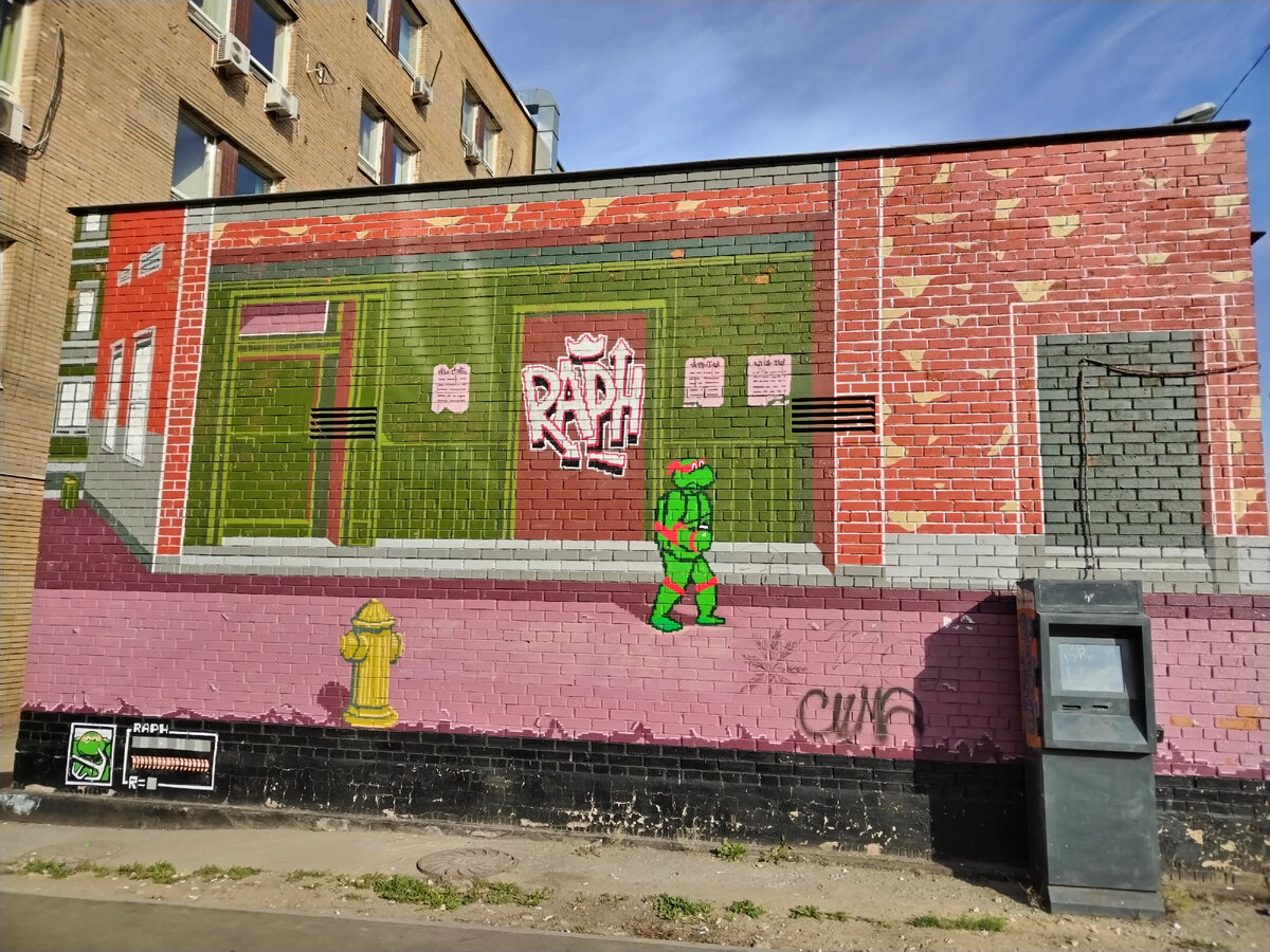 В ВАО Москвы, рядом со станцией метро "Шоссе Энтузиастов" расположилось арт-пространство, где уличные художники раскрашивают здания и стены Локация зовется - "Галерея под открытым небом графит" Сайт-1-3
