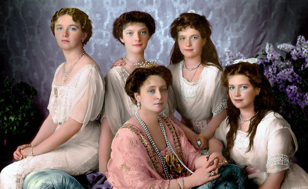 Александра Федоровна с дочерьми 