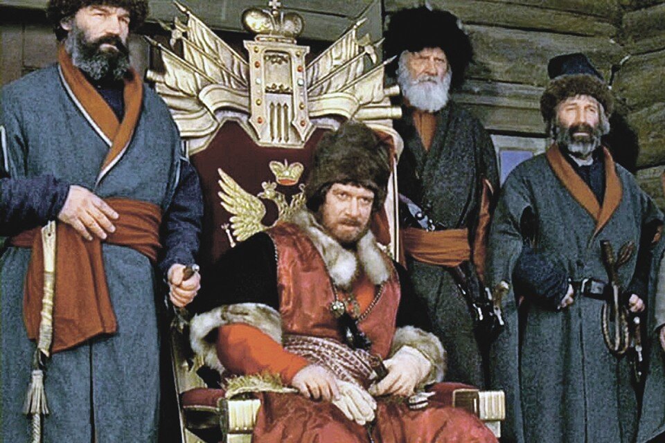    Пугачев в фильме «Русский бунт» (актер Машков) и Емелька на картине XIX века «Суд Пугачева» (художник Перов) - практически одно лицо. Фото: Кадр из фильма