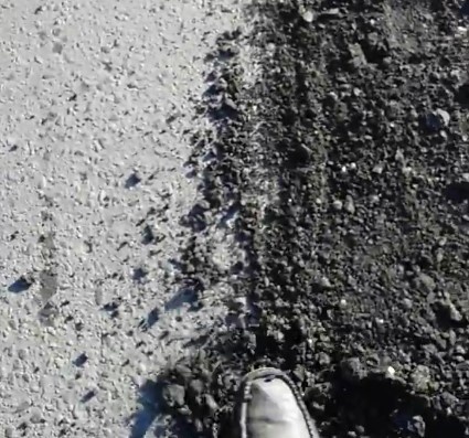 Ямочный ремонт в Беларуси: сыпнул с лопаты и ногой притоптал (Видео)