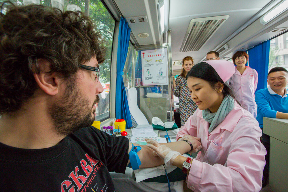 Артемий Лебедев сдает кровь в Китае. Фото: plooma.livejournal.com