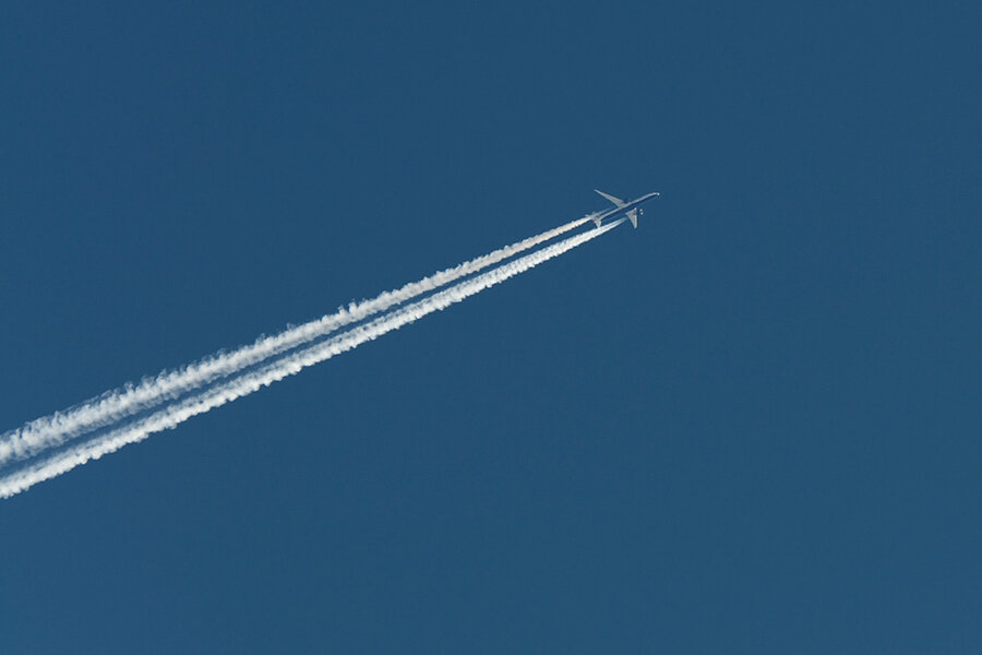 01. Я-то наивный думал, что их два штуки пролетит и всё. Ага, щаззз!!! В общем залез я на крышу. На небе никого, хотя должны быть. О, слышу, вошли в зону, да еще между собой что-то болтают. А потом как поперли. Сначала пять штук одной пачкой, а потом.... , а потом я просто со счета сбился, за час над головой пролетело штук 10-12 не меньше. Для моих широт это мегатрафик!


