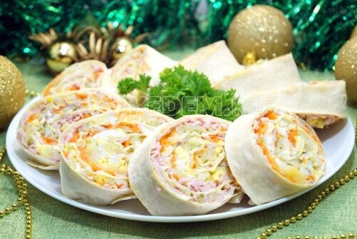  «Оливье-рулет» прекрасная закуска-салат для новогоднего стола, точно не останется до конца праздника.„ Время приготовления 20 минутИнгредиенты:Вареная колбаса100 гКартофель2 штЯйца2 штОгурцы маринованные2 штМорковь1 штЛист тонкого лаваша1 штСырок плавленый2 ст. л.Майонез1 ст. л.Приготовление: