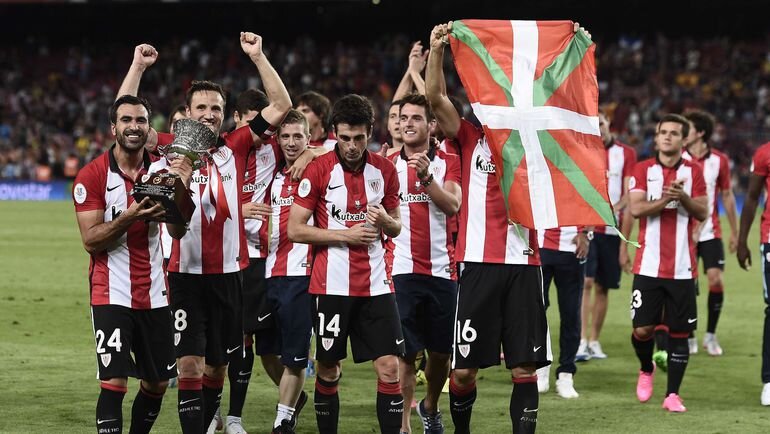 Футболисты Атлетика Бильбао с национальным флагом Страны басков