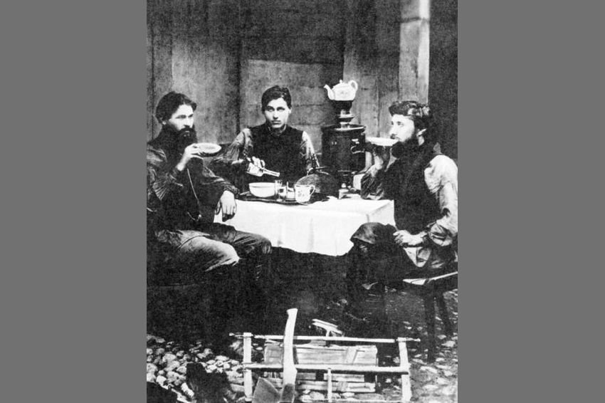 Дореволюционная Россия. Трактирные половые в перерыве. 1901 г. Фото: ТАСС 