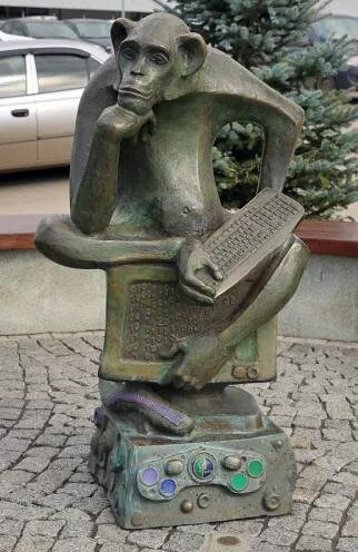 памятник ноутбуку. памятник интернету в кисловодске. самара памятник интернетчику. памятник обезьяна самара. необычные памятники компьютеру.