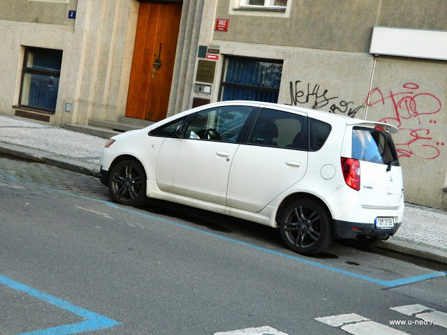 Исключение для местных - они могут парковаться внутри специальной зоны бесплатно. Остальных с таких мест нещадно эвакуируют