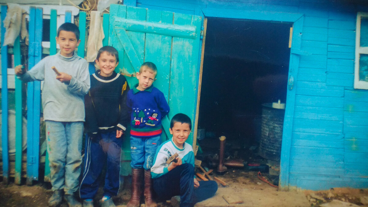 С братьями в деревне 2003